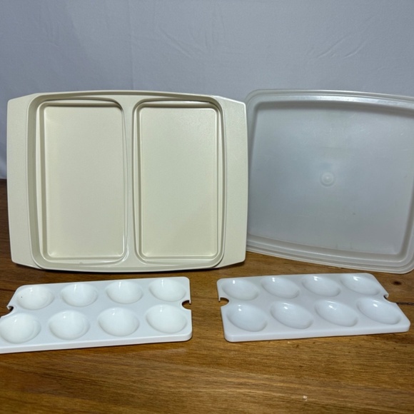 Share  Vintage Tupperware Deviled Egg Keeper Carrier Tray Container 723-2 with L - Picture 1 of 6